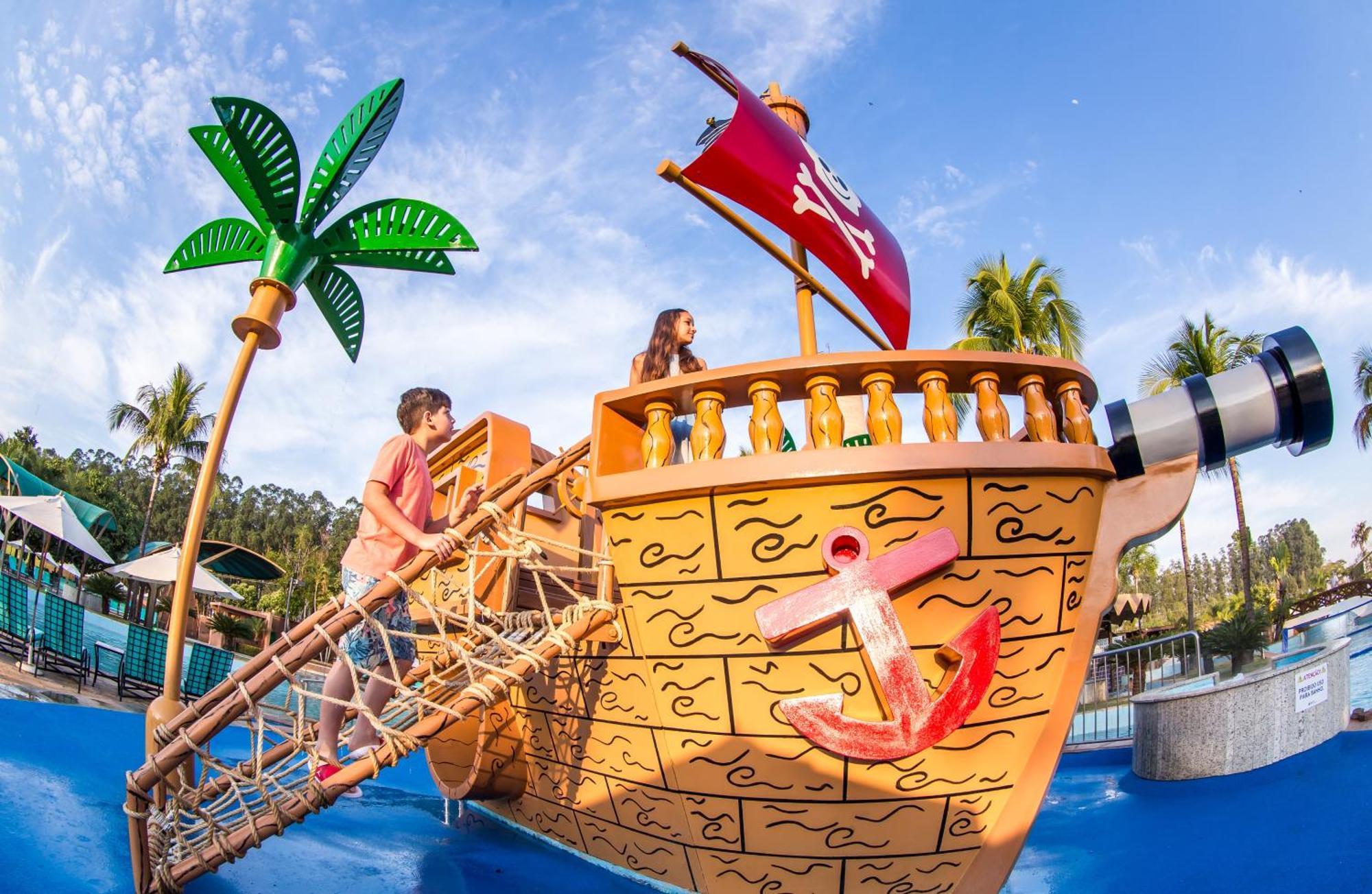 Blue Tree Thermas de Lins Exterior foto The pirate ship at Wet'n'Wild